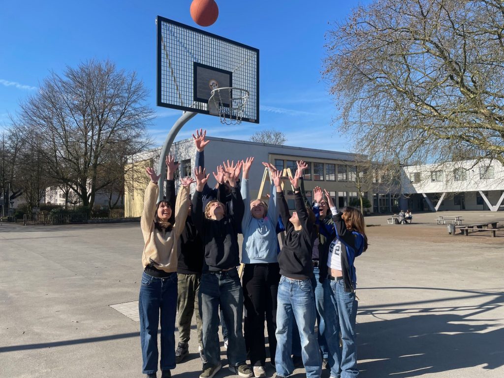 Jugendliche vor Basketballkorb